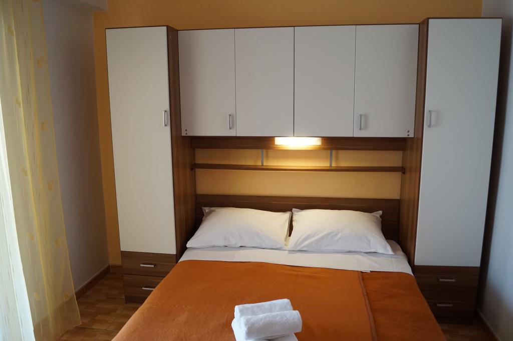 Apartments Mario With Private Parking Makarska Exterior foto