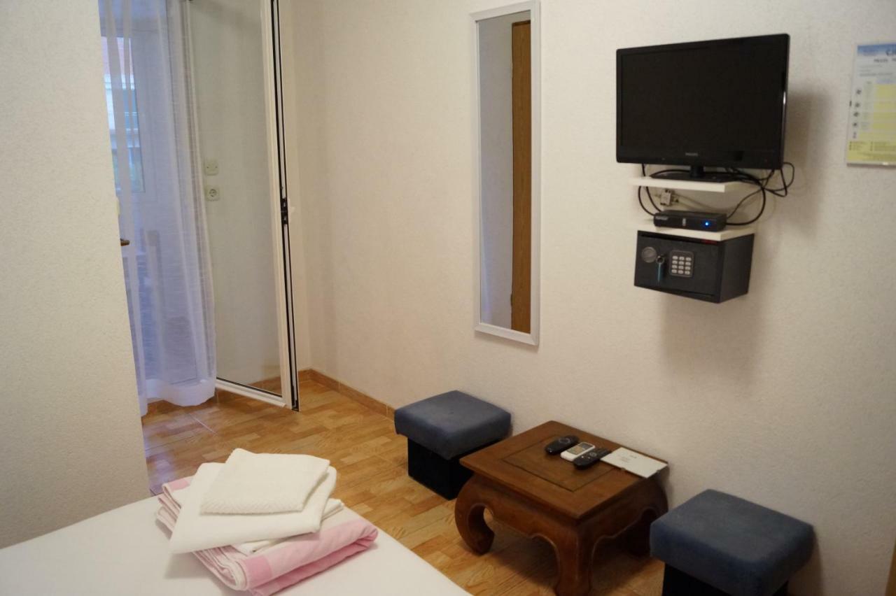 Apartments Mario With Private Parking Makarska Exterior foto