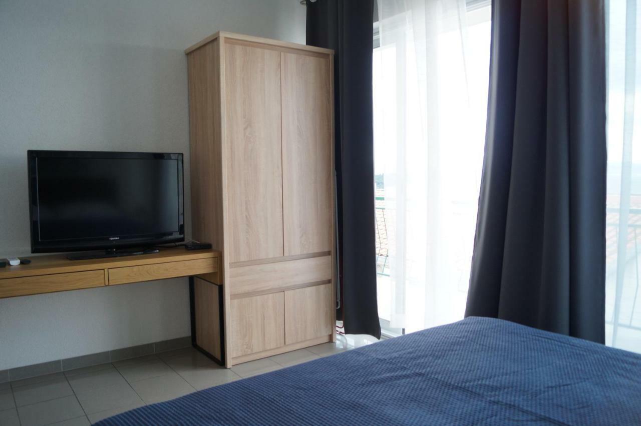 Apartments Mario With Private Parking Makarska Exterior foto